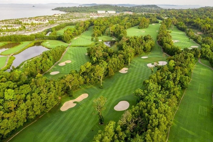 ສະໜາມກ໊ອຟມີທາງແລ່ນທີ່ກວ້າງຂວາງ ແລະ ໄດ້ຮັບການຕົບແຕ່ງຢ່າງລະອຽດລະອໍ.