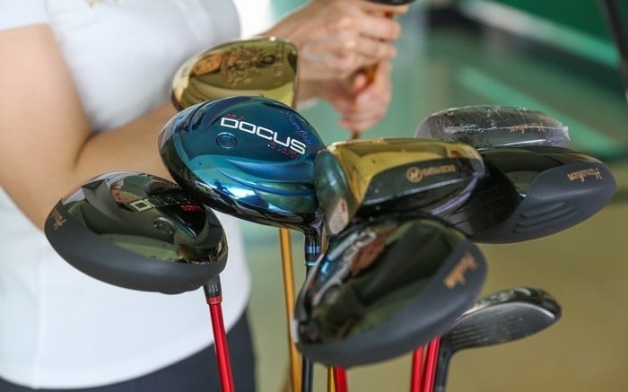 ຊຸດໄມ້ກ໊ອຟ, ລວມທັງໄມ້ແຟຣເວ, ຖືກນໍາໃຊ້ສໍາລັບການຕີໄກ.