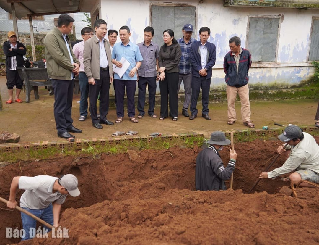 លោក តា អាញ ទួន ប្រធានគណៈកម្មាធិការប្រជាជនខេត្ត ចុះត្រួតពិនិត្យការសាងសង់ផ្ទះនៅគ្រួសារលោក ក្វាង វ៉ាន់ ហាញ ភូមិសួនអៀន ឃុំទុយអានតាយ។