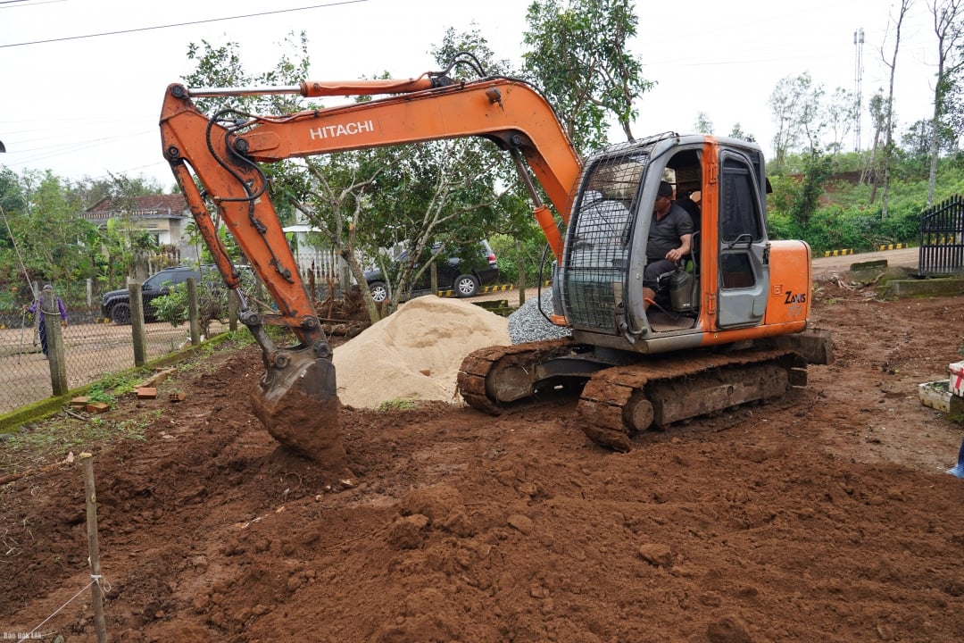 អាជ្ញាធរបាននាំយកគ្រឿងចក្រធុនធ្ងន់មកឈូសឆាយការដ្ឋាន ដើម្បីរៀបចំសម្រាប់ការចាប់ផ្តើមសាងសង់ផ្ទះ។