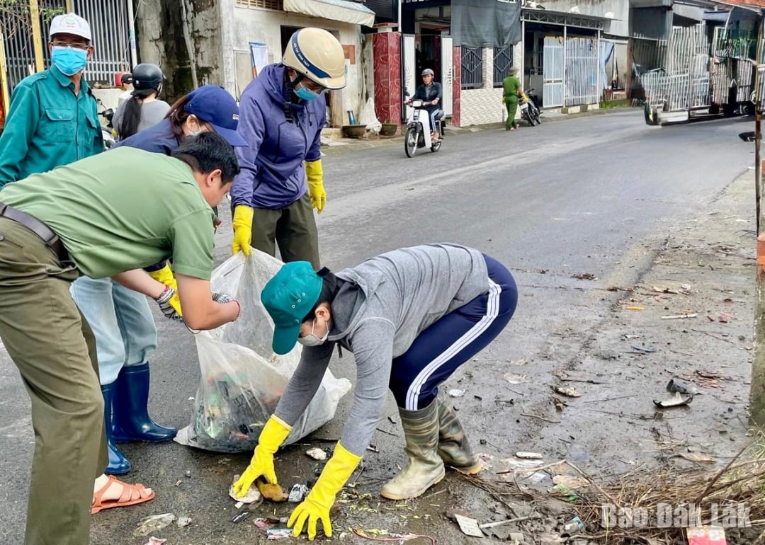 ກຳລັງກຳລັງສຸມໃສ່ການອະນາໄມສິ່ງແວດລ້ອມ ແລະ ການເກັບຂີ້ເຫຍື້ອຫຼັງຈາກໄພນໍ້າຖ້ວມ.