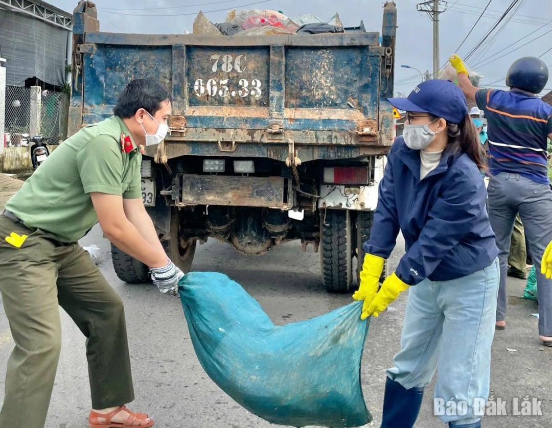 ສິ່ງເສດເຫຼືອຖືກເກັບກຳ ແລະ ຂົນສົ່ງໄປຍັງສະຖານທີ່ປຸງແຕ່ງສ່ວນກາງ.