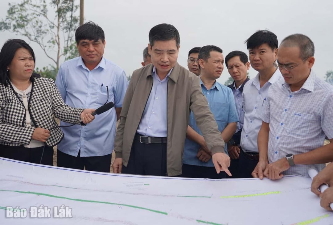 El camarada Ta Anh Tuan, subsecretario del Comité Provincial del Partido y presidente del Comité Popular Provincial, dirigió la implementación del Proyecto de la Carretera Costera Provincial.