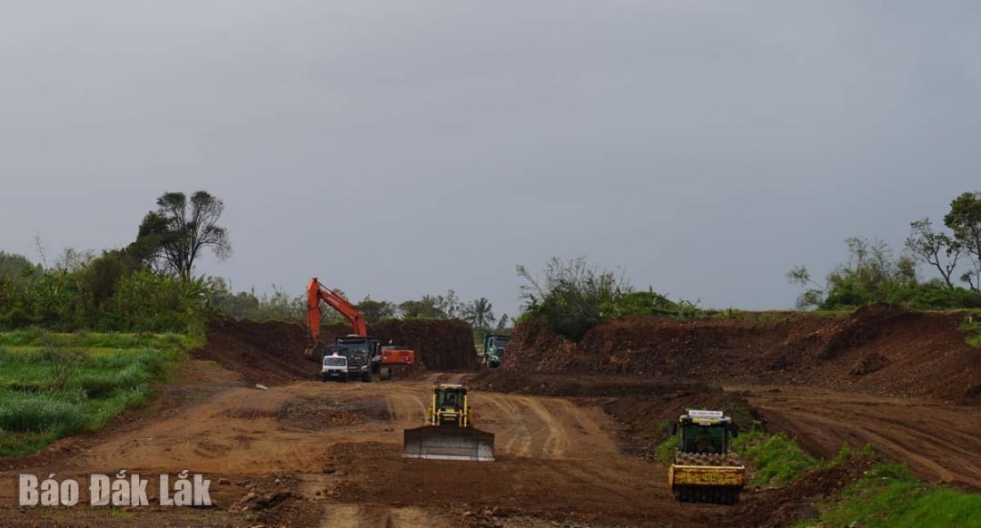 El contratista está realizando trabajos de nivelación del sitio en la comuna de O Loan.