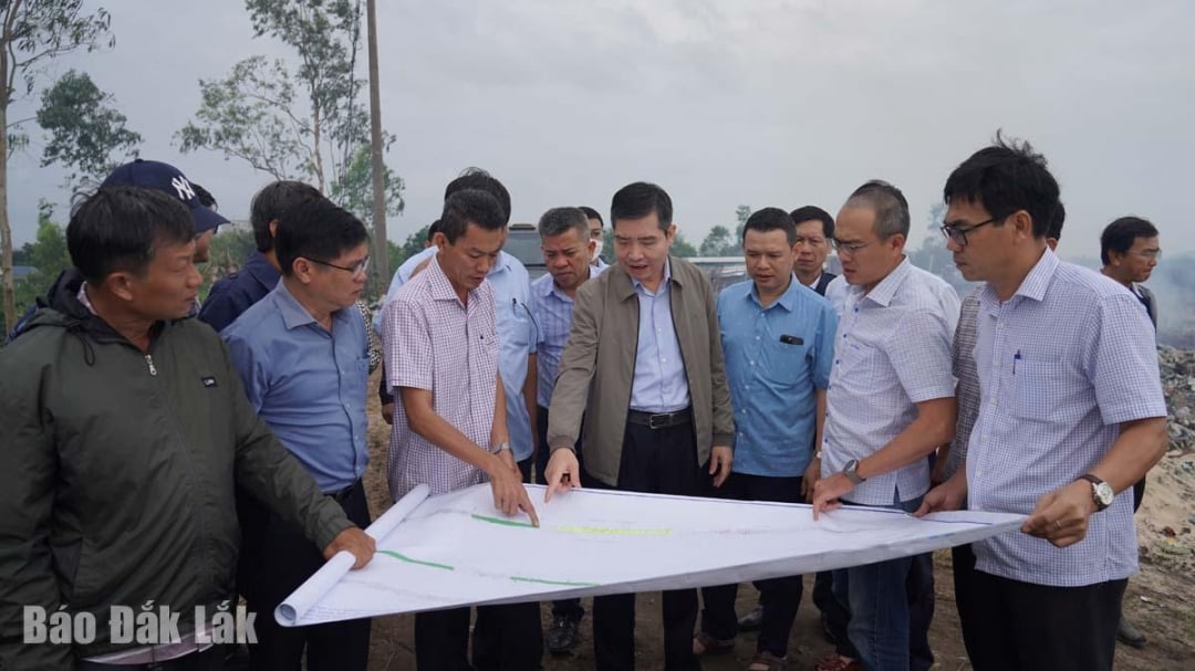 Los líderes de la comuna de Tuy An Nam informan sobre el progreso de la limpieza de tierras.