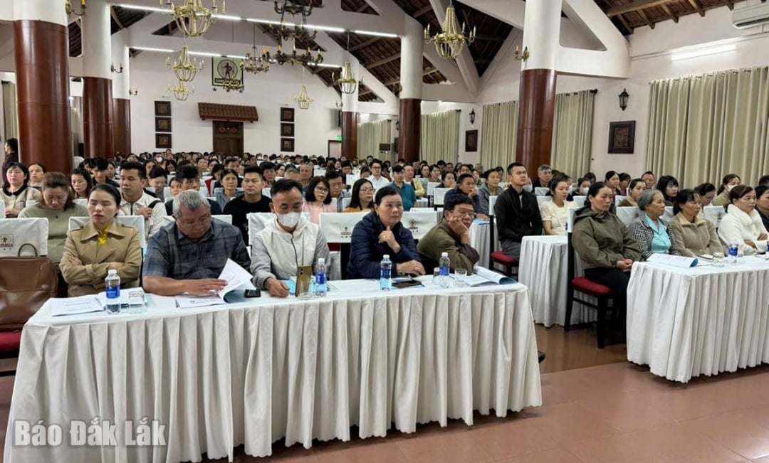 មន្ត្រីរាជការ និងតំណាងអង្គការ និងបុគ្គលដែលពាក់ព័ន្ធនឹងការផលិត និងអាជីវកម្មម្ហូបអាហារ បានចូលរួមក្នុងវគ្គបណ្តុះបណ្តាលនេះ។ រូបថត៖ អ្នករួមចំណែក។