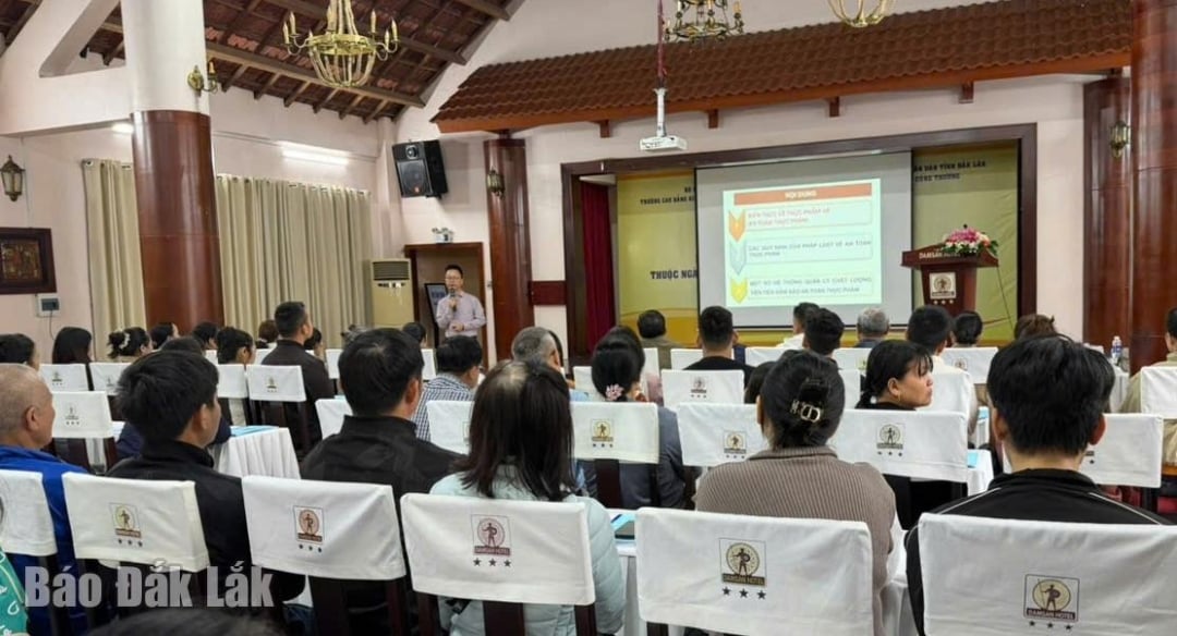 អ្នកតំណាងមកពីអង្គភាពផ្សេងៗត្រូវបានផ្តល់ចំណេះដឹង និងបទប្បញ្ញត្តិយ៉ាងទូលំទូលាយទាក់ទងនឹងសុវត្ថិភាពចំណីអាហារក្នុងអំឡុងពេលផលិតកម្ម និងប្រតិបត្តិការអាជីវកម្ម។ រូបថត៖ អ្នកចូលរួម។