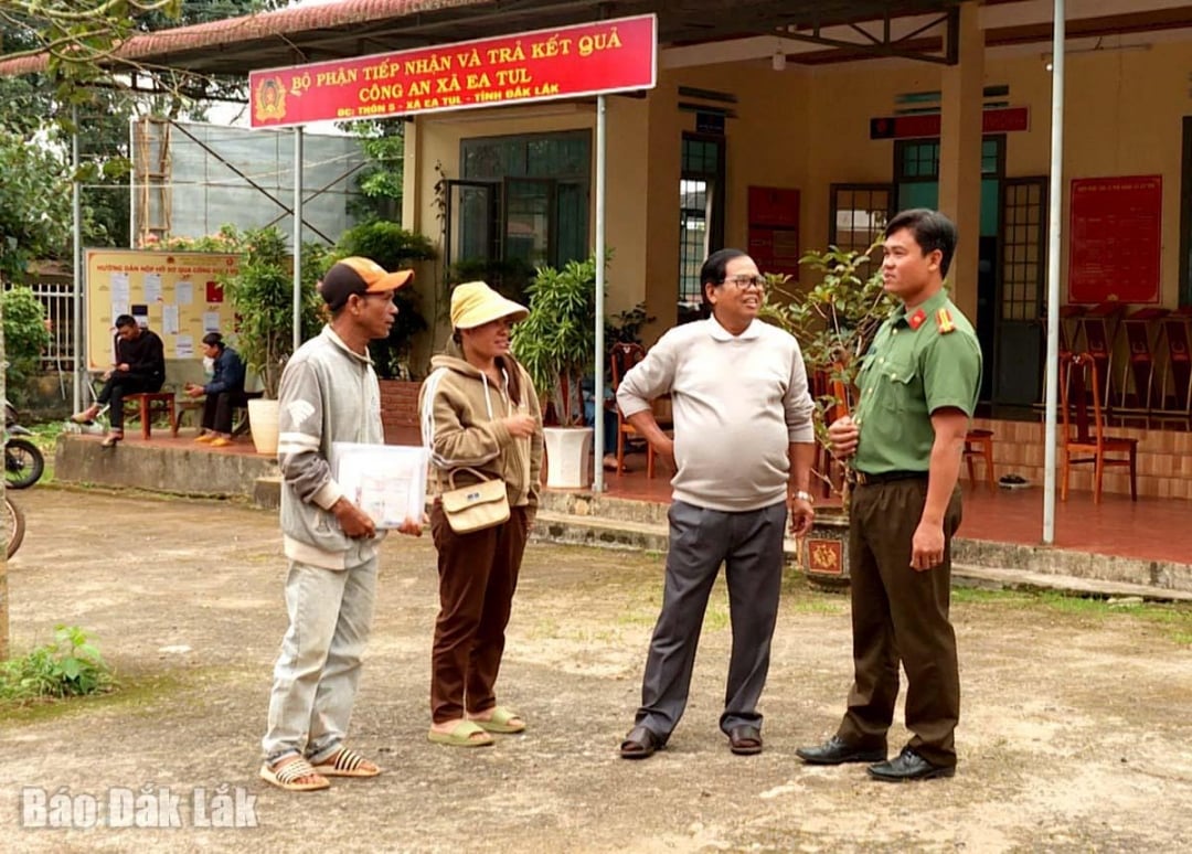 นาย Y Linh Bdap (คนที่สองจากขวา) บุคคลที่ได้รับการเคารพนับถือในหมู่บ้าน Drao กำลังหารือเกี่ยวกับการทำงานร่วมกับตำรวจชุมชนเพื่อช่วยเหลือประชาชนในการแก้ไขปัญหาให้เร็วที่สุด