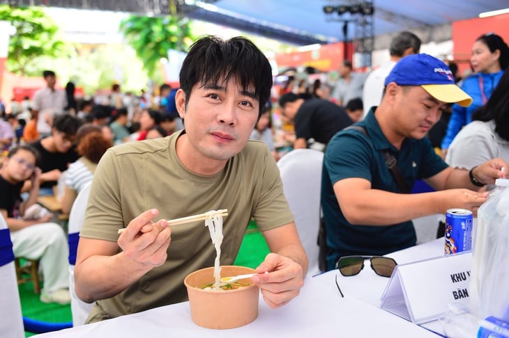 Khoi Tran et Le Minh Thanh ont été choqués de voir à quel point il y avait foule le jour du Pho ! - Photo 1. Khôi Trần, Lê Minh Thành đến Ngày của Phở: Thấy hết hồn, sao đông dữ! - Ảnh 1.