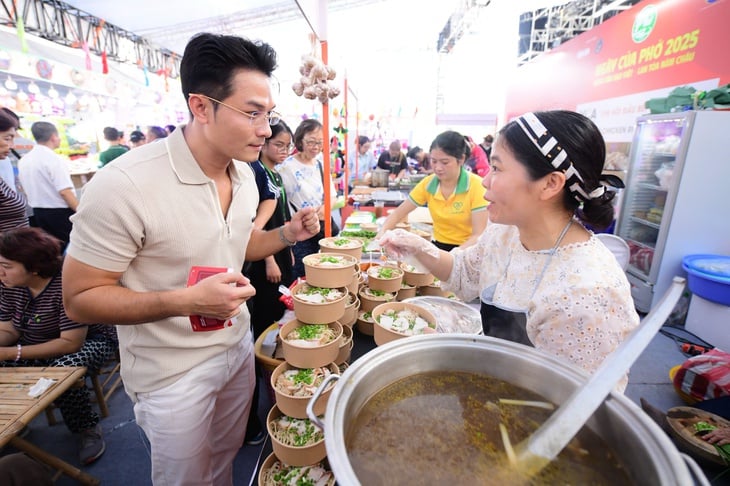 Khoi Tran et Le Minh Thanh ont été choqués de voir à quel point il y avait foule le jour du Pho ! - Photo 5. Ngày của phở - Ảnh 5.