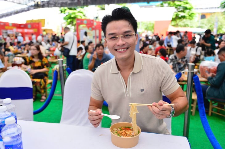 Khoi Tran et Le Minh Thanh ont été choqués de voir à quel point il y avait foule le jour du Pho ! - Photo 4. Ngày của phở - Ảnh 6.