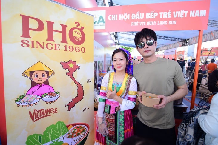 Khoi Tran et Le Minh Thanh ont été choqués de voir à quel point il y avait foule le jour du Pho ! - Photo 5. Ngày của phở - Ảnh 7.