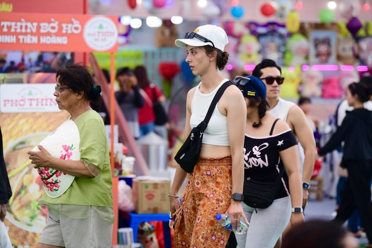 ជនបរទេសនៅទិវាញ៉ាំហ្វឺ៖ ហ្វឺតែងតែឆ្ងាញ់! - រូបថតទី 1។ phở - Ảnh 1.