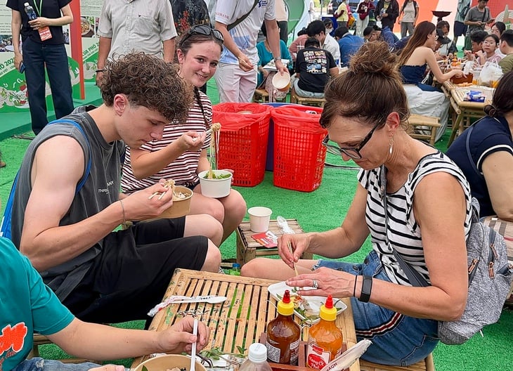 ជនបរទេសនៅទិវាញ៉ាំហ្វឺ៖ ហ្វឺតែងតែឆ្ងាញ់! - រូបថតទី ៥។ phở - Ảnh 5.