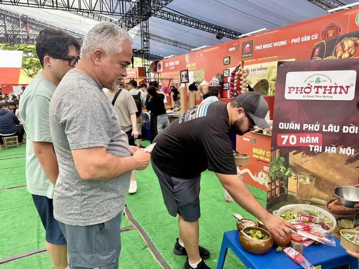 ជនបរទេសនៅទិវាញ៉ាំហ្វឺ៖ ហ្វឺតែងតែឆ្ងាញ់! - រូបថតទី ៦។ phở - Ảnh 6.