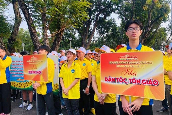 TPHCM: Phường Đức Nhuận tổ chức đi bộ, gây quỹ chăm lo cho người khó khăn - Ảnh 1.