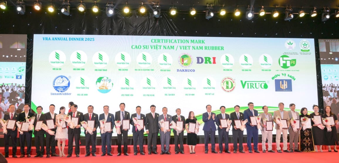 A VRA elismeréssel jutalmazza azon tagjait, akik kiemelkedően teljesítettek a Vietnam Rubber Brand 2025 használatában. Fotó: VRA.
