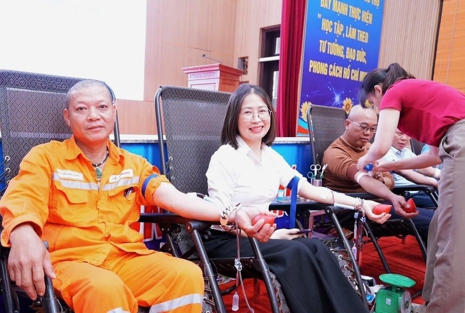 মিঃ নগুয়েন ভ্যান ডাং, একজন বৈদ্যুতিক কর্মী যিনি ১৭ বার রক্তদান করেছেন, তিনি এবার ১০০ কিলোমিটারেরও বেশি পথ ভ্রমণ করে এই কর্মসূচিতে অংশগ্রহণ করেছেন। ছবি: ফু থো প্রাদেশিক পুলিশ। Anh Nguyễn Văn Dũng, công nhân ngành điện, người đã có 17 lần tham gia hiến máu, lần này, anh vượt quãng đường hơn 100 cây số để tham gia hưởng ứng chương trình. Ảnh: PC Phú Thọ.