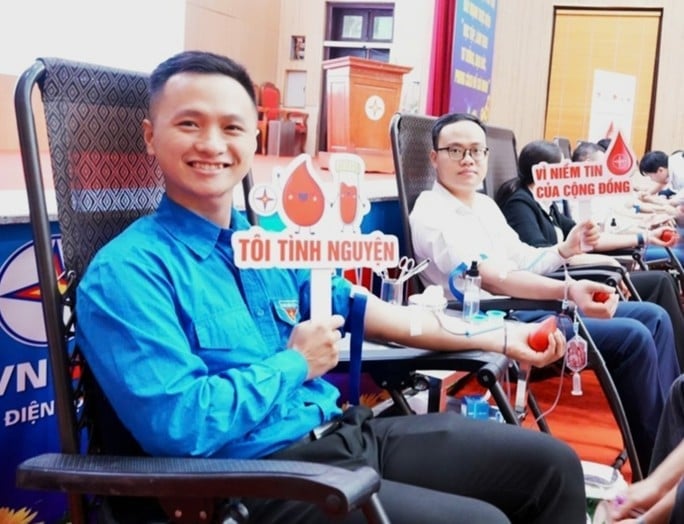 এই অর্থবহ এবং গর্বিত অনুষ্ঠানে অংশগ্রহণকারী ফু থো পাওয়ার কোম্পানির কর্মী ও কর্মীদের উজ্জ্বল চোখ এবং হাসি। ছবি: ফু থো পাওয়ার কোম্পানি। Những ánh mắt rạng rỡ, những nụ cười của cán bộ, công nhân viên PC Phú Thọ khi tham gia chương trình đầy ý nghĩa và đáng tự hào. Ảnh: PC Phú Thọ.