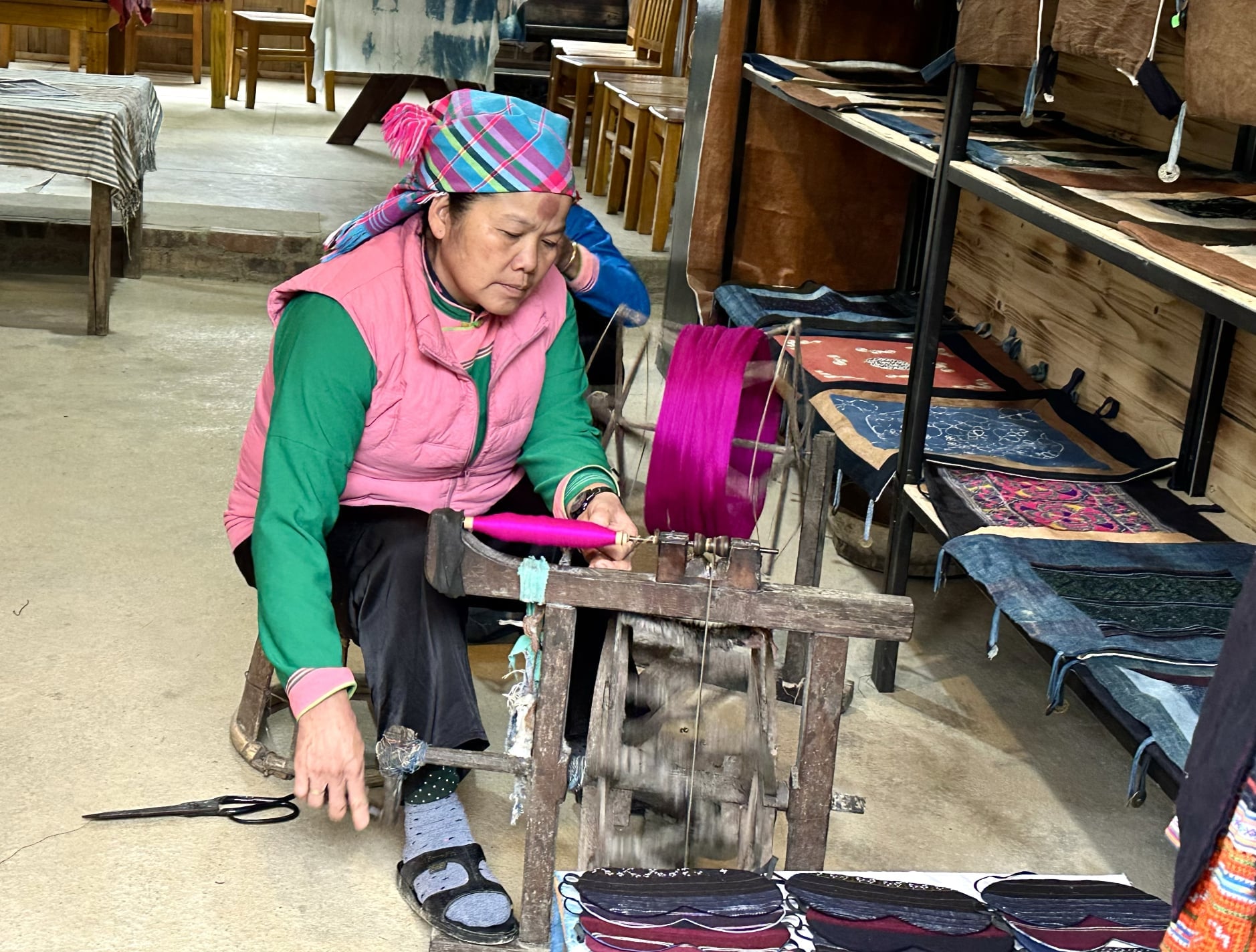 무옹 호아 협동조합은 각자의 강점에 따라 업무를 분담합니다. 사진: 푸옹 린. HTX Mường Hoa phân chia công việc theo thế mạnh từng người. Ảnh: Phương Linh.