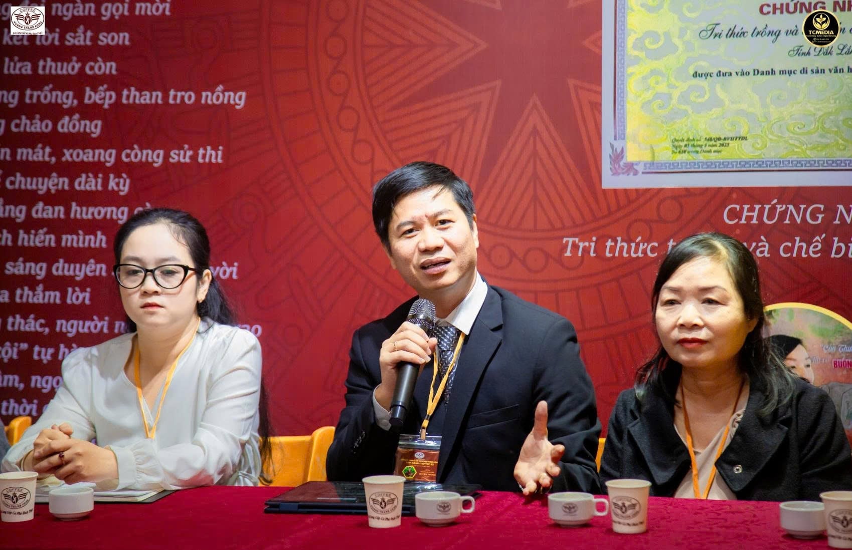 Le Van Vuong, ekspert på økologisk kaffeforedling og direktør i Vuong Thanh Cong Company, talte på seminaret og la vekt på retningen mot å øke verdien av vietnamesisk kaffe fra produksjon til foredling på en bærekraftig måte. Foto: Tran Tho. Ông Lê Văn Vương, chuyên gia chế biến cà phê hữu cơ, Giám đốc Công ty Vương Thành Công phát biểu tại buổi tọa đàm, nhấn mạnh định hướng nâng tầm giá trị cà phê Việt từ sản xuất đến chế biến theo hướng bền vững. Ảnh: Trần Thọ.