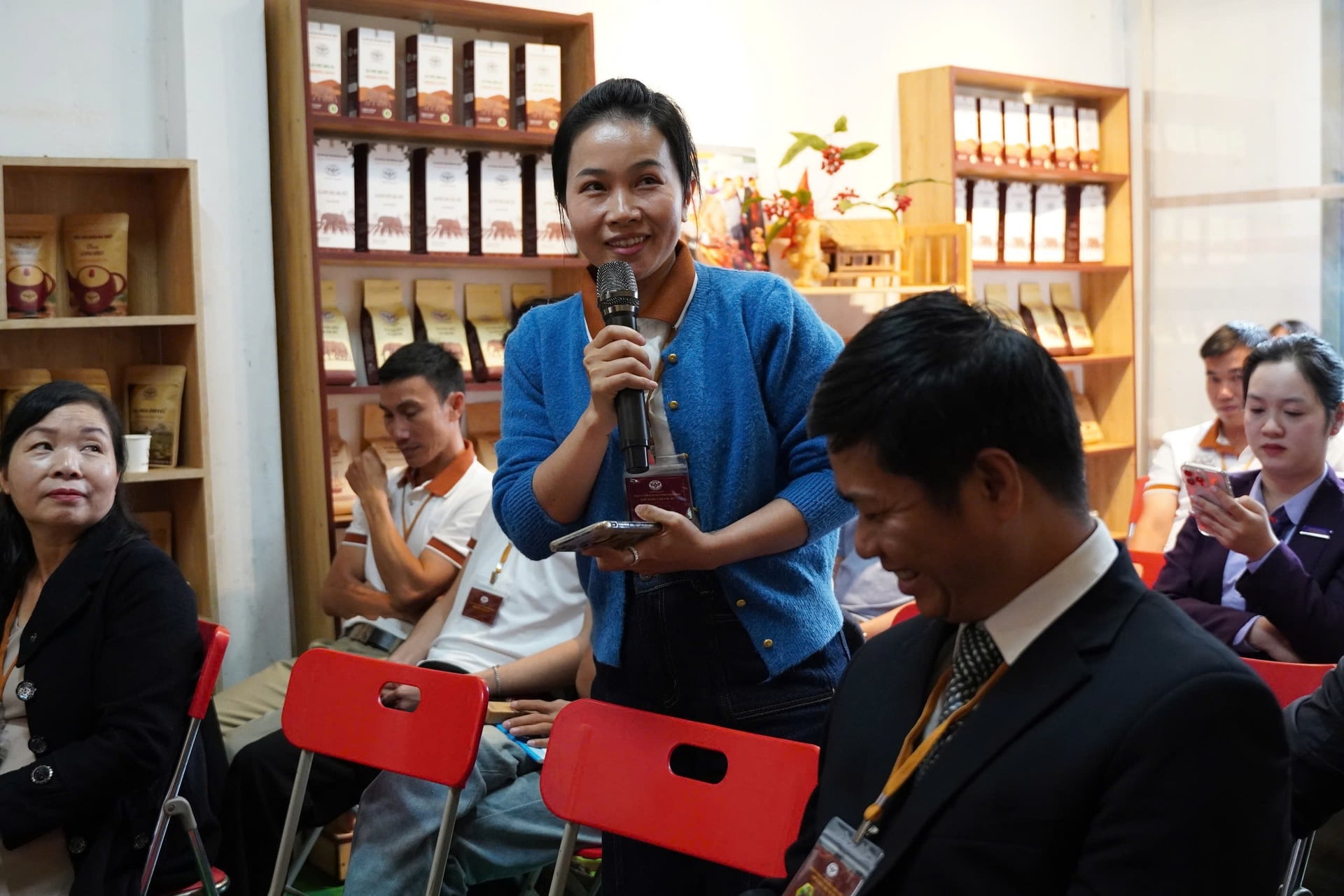Deltakerne i seminaret stilte spørsmål og utvekslet ideer direkte med ekspertene, noe som gjorde seminarrommet levende og åpent. Foto: Tran Tho. Học viên tham gia tọa đàm đặt câu hỏi, trao đổi trực tiếp với các chuyên gia, làm cho không gian tọa đàm trở nên sôi nổi, cởi mở. Ảnh: Trần Thọ.