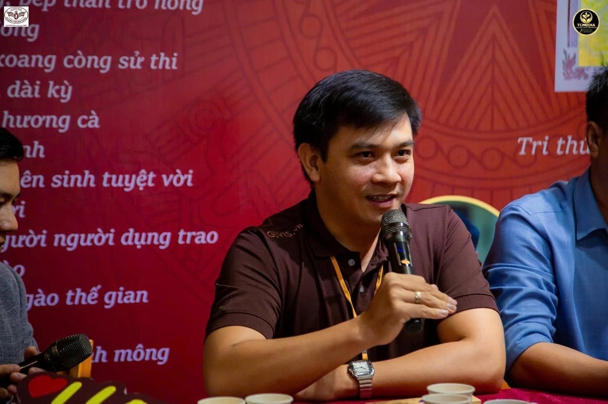 Herr Tran Trong Nhan – en ekspert på kaffemaskiner og vannkvalitet – delte de viktigste tekniske faktorene som bestemmer den endelige smaken av en kopp kaffe på seminaret. Foto: Tran Tho. Ông Trần Trọng Nhân – chuyên gia về máy pha và chất lượng nước – chia sẻ những yếu tố kỹ thuật then chốt quyết định hương vị cuối cùng của ly cà phê tại buổi tọa đàm. Ảnh: Trần Thọ.