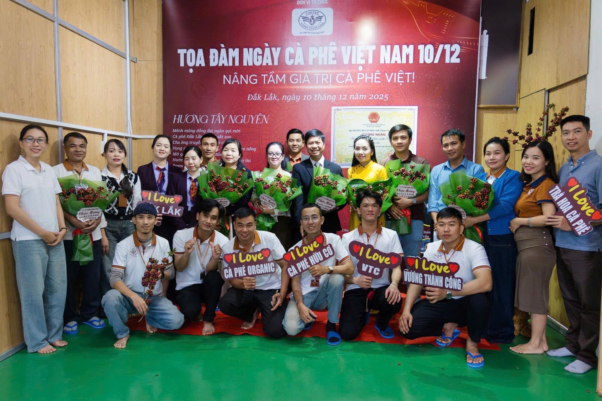 Delegater og deltakere poserer for et minnebilde på Vietnam Coffee Day-seminaret, hvor løsninger for å øke verdien av Dak Lak-kaffe og lokale produkter ble delt. Foto: Tran Tho. Các đại biểu và người tham dự chụp ảnh lưu niệm tại Tọa đàm Ngày Cà phê Việt Nam, nơi chia sẻ giải pháp nâng tầm giá trị cà phê Đắk Lắk và sản phẩm địa phương. Ảnh: Trần Thọ.