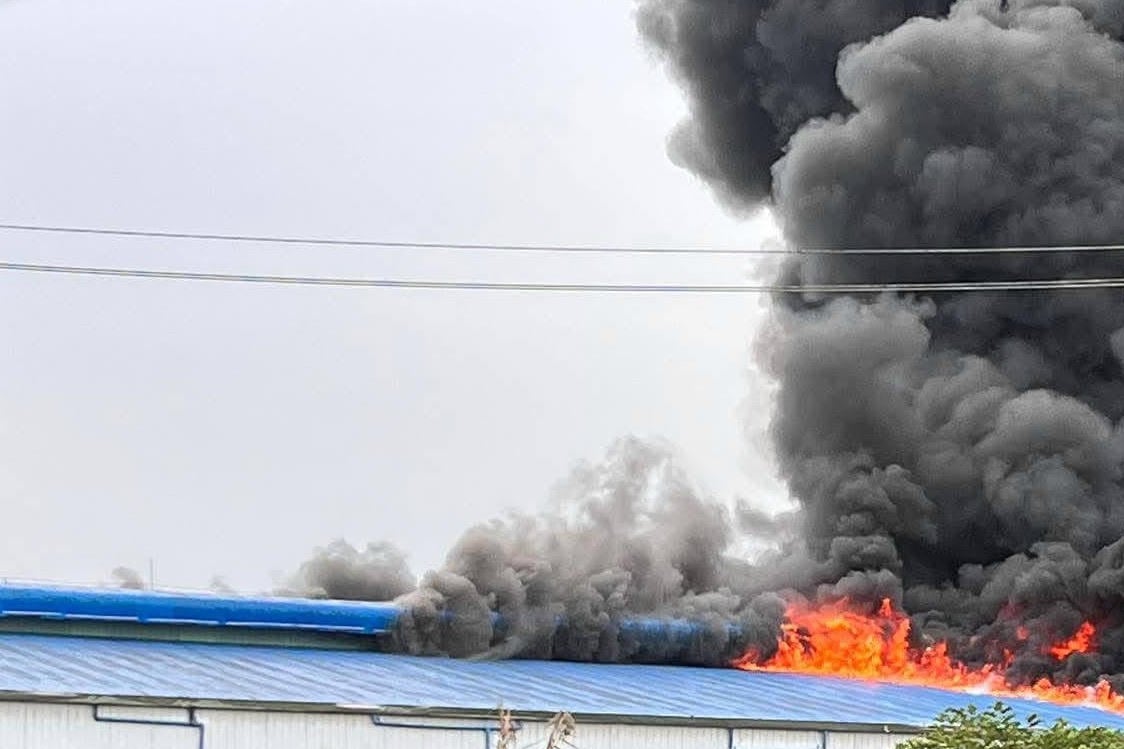 ບໍລິເວນໂຮງງານທັງໝົດໄດ້ຖືກໄຟໄໝ້ລາມໃນໄລຍະເວລາສັ້ນໆ.