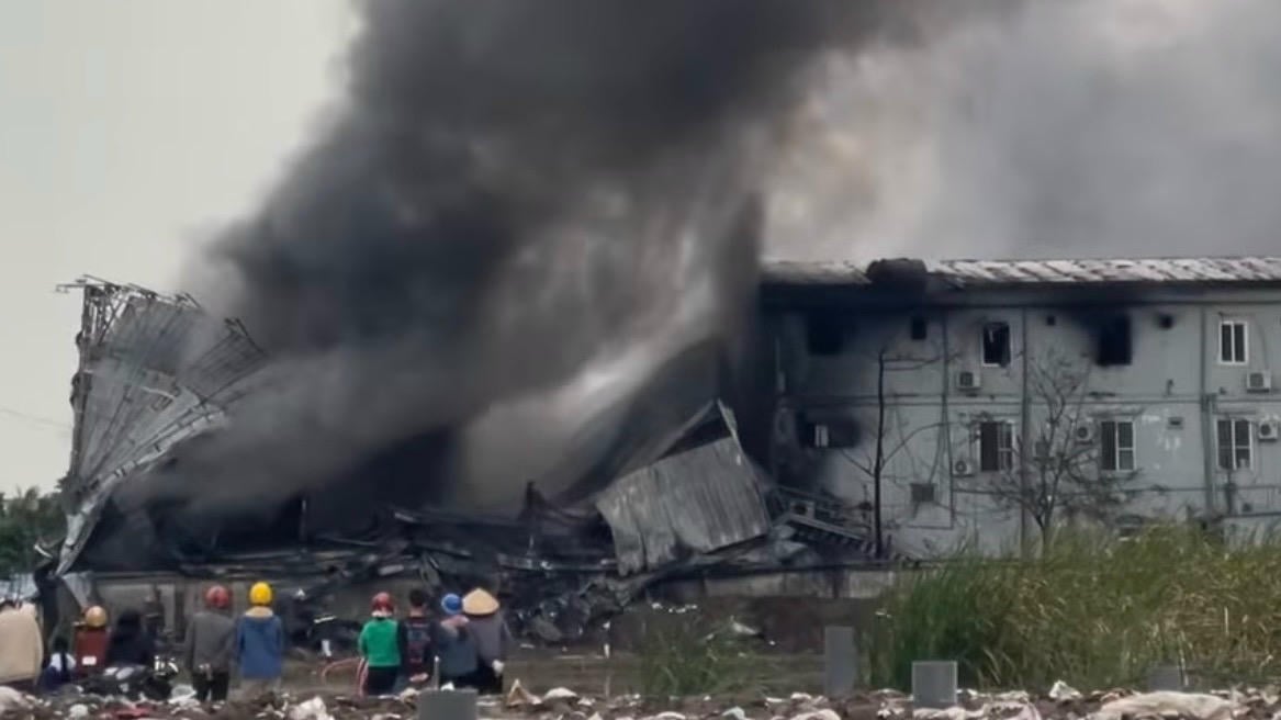 ຮອດເວລາ 14:00 ໂມງ ຂອງວັນດຽວກັນ ຈຶ່ງສາມາດຄວບຄຸມໄຟໄດ້ແລ້ວ.