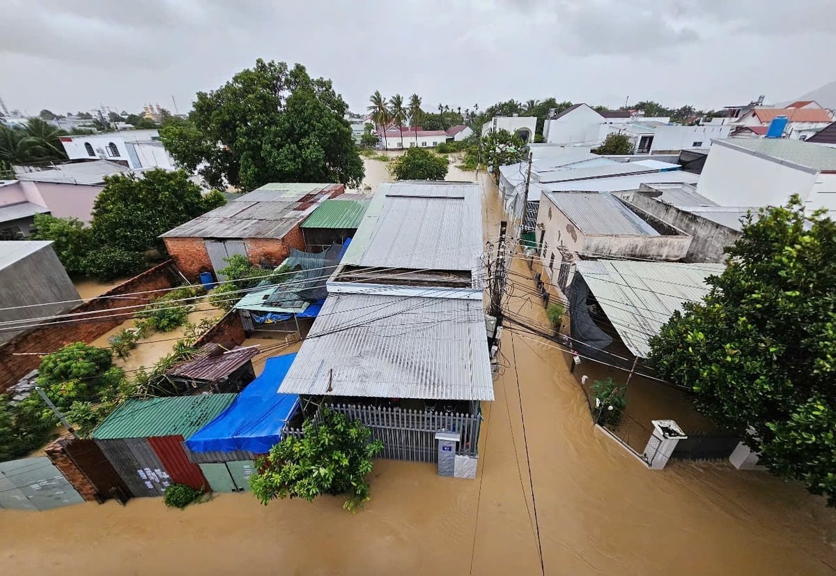 ເຂດທາງທິດຕາເວັນຕົກຂອງເມືອງຍາຈາງໄດ້ຖືກນໍ້າຖ້ວມຢ່າງໜັກໜ່ວງເມື່ອບໍ່ດົນມານີ້, ເຊິ່ງສົ່ງຜົນກະທົບຕໍ່ຊີວິດຂອງຊາວບ້ານຢ່າງຫຼວງຫຼາຍ. ຮູບພາບ: KS. Khu vực phường Tây Nha Trang vừa qua bị ngập nặng, ảnh hưởng lớn đời sống của người dân. Ảnh: KS.