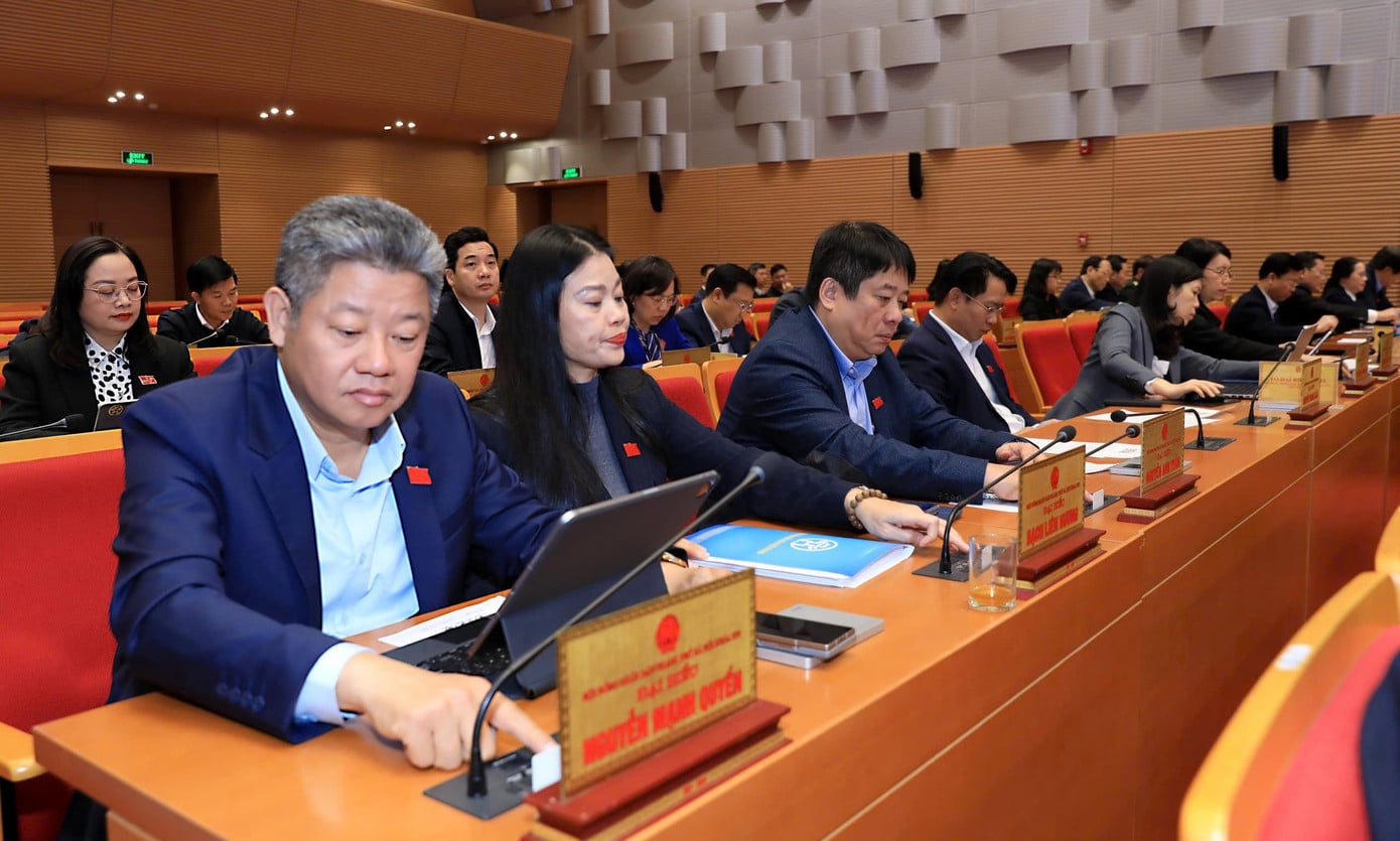 ຜູ້ແທນສະພາປະຊາຊົນນະຄອນຮ່າໂນ້ຍໄດ້ກົດປຸ່ມເພື່ອອະນຸມັດມະຕິກ່ຽວກັບໂຄງການດັ່ງກ່າວ.