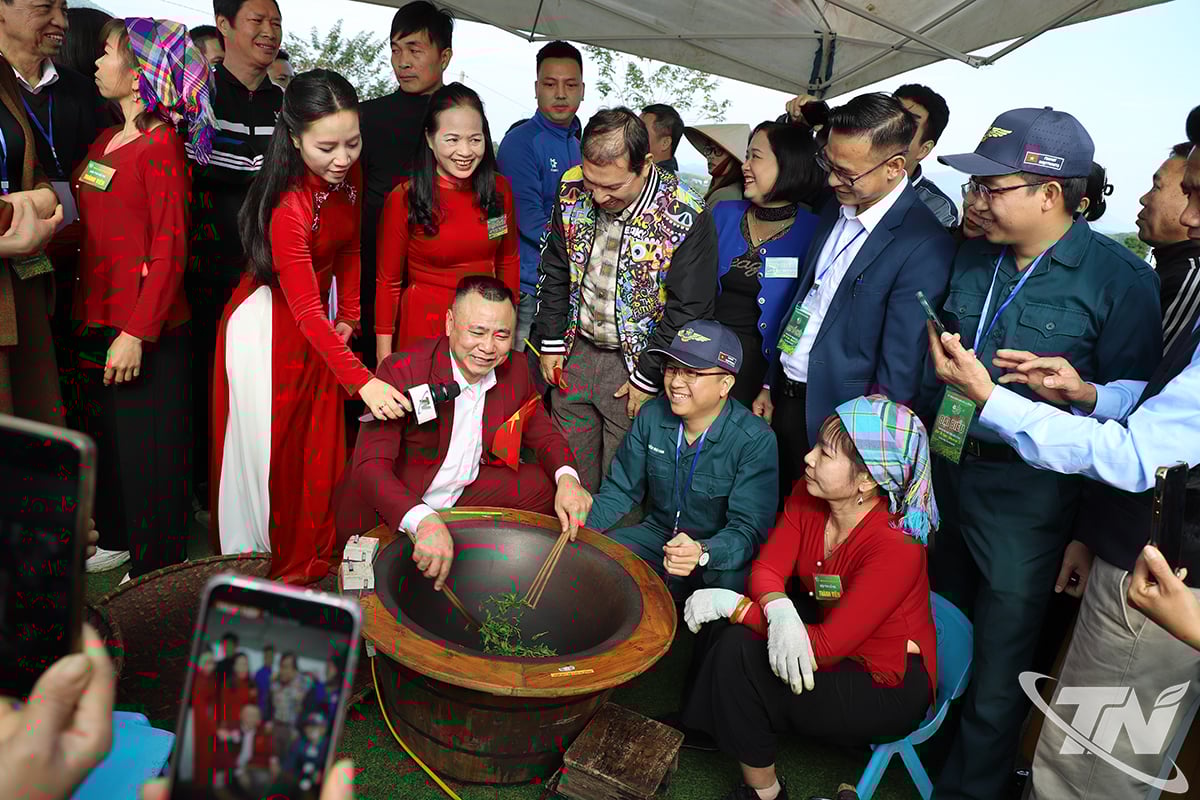 Художники и туристы знакомятся с процессом приготовления чая.