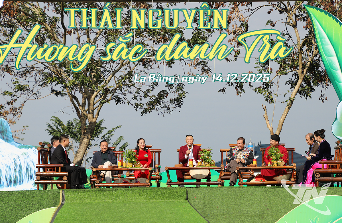 Пообщайтесь и выпейте чаю в компании знаменитостей.