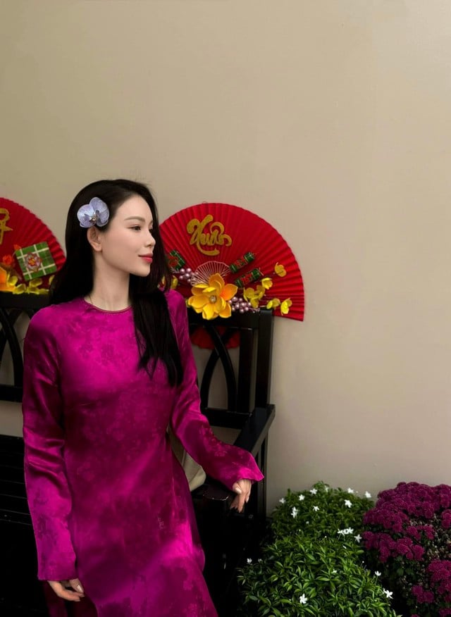 Avsløring av prisen på Linh Rins designerveske i bryllupet til milliardæren Jonathan Hạnh Nguyễns datter – Bilde 2. Bóc giá chiếc túi hàng hiệu của Linh Rin trong đám cưới con gái tỉ phú Johnathan Hạnh Nguyễn - Ảnh 2.