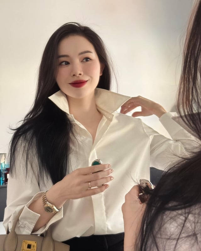 Avsløring av prisen på Linh Rins designerveske i bryllupet til milliardæren Jonathan Hạnh Nguyễns datter – Bilde 5. Bóc giá chiếc túi hàng hiệu của Linh Rin trong đám cưới con gái tỉ phú Johnathan Hạnh Nguyễn - Ảnh 5.