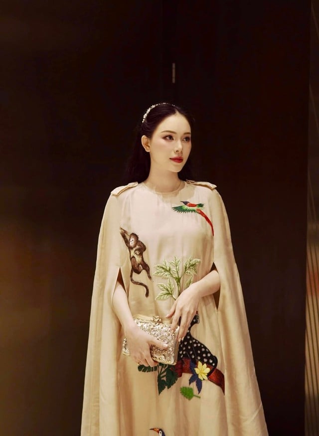 Avsløring av prisen på Linh Rins designerveske i bryllupet til milliardæren Johnathan Hạnh Nguyễns datter – Bilde 6. Bóc giá chiếc túi hàng hiệu của Linh Rin trong đám cưới con gái tỉ phú Johnathan Hạnh Nguyễn - Ảnh 6.