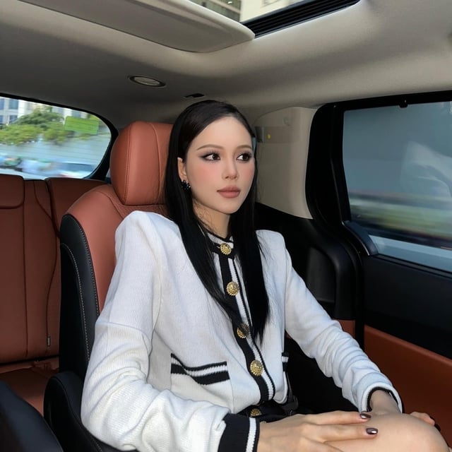 Avsløring av prisen på Linh Rins designerveske i bryllupet til milliardæren Johnathan Hạnh Nguyễns datter - Bilde 8. Bóc giá chiếc túi hàng hiệu của Linh Rin trong đám cưới con gái tỉ phú Johnathan Hạnh Nguyễn - Ảnh 8.