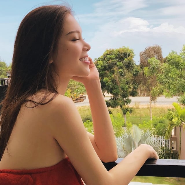 Avsløring av prisen på Linh Rins designerveske i bryllupet til milliardæren Johnathan Hạnh Nguyễns datter - Bilde 9. Bóc giá chiếc túi hàng hiệu của Linh Rin trong đám cưới con gái tỉ phú Johnathan Hạnh Nguyễn - Ảnh 9.