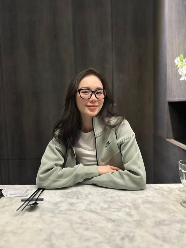 Avsløring av prisen på Linh Rins designerveske i bryllupet til milliardæren Johnathan Hạnh Nguyễns datter - Bilde 10. Bóc giá chiếc túi hàng hiệu của Linh Rin trong đám cưới con gái tỉ phú Johnathan Hạnh Nguyễn - Ảnh 10.