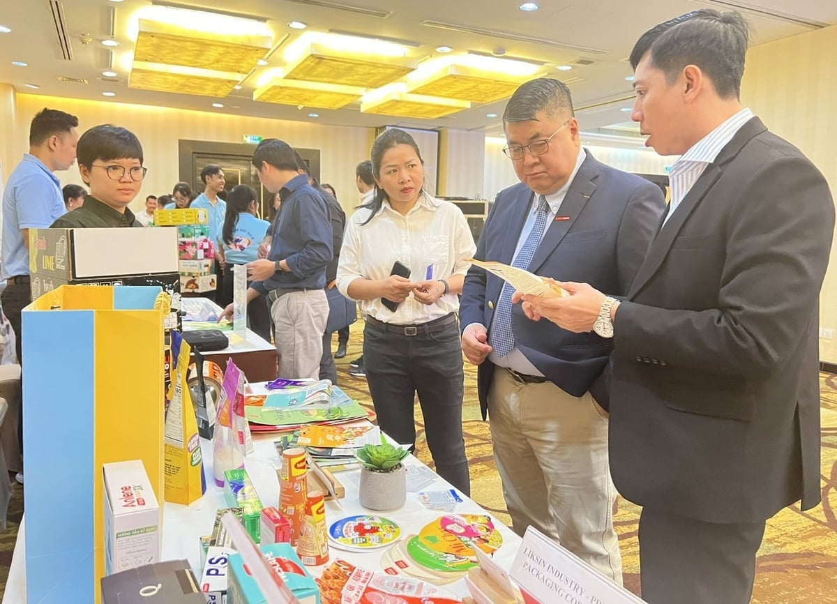 نمایندگان از برخی از محصولات بستهبندی کشاورزی لیکسین بازدید و با آنها آشنا میشوند. عکس: سون ترانگ.