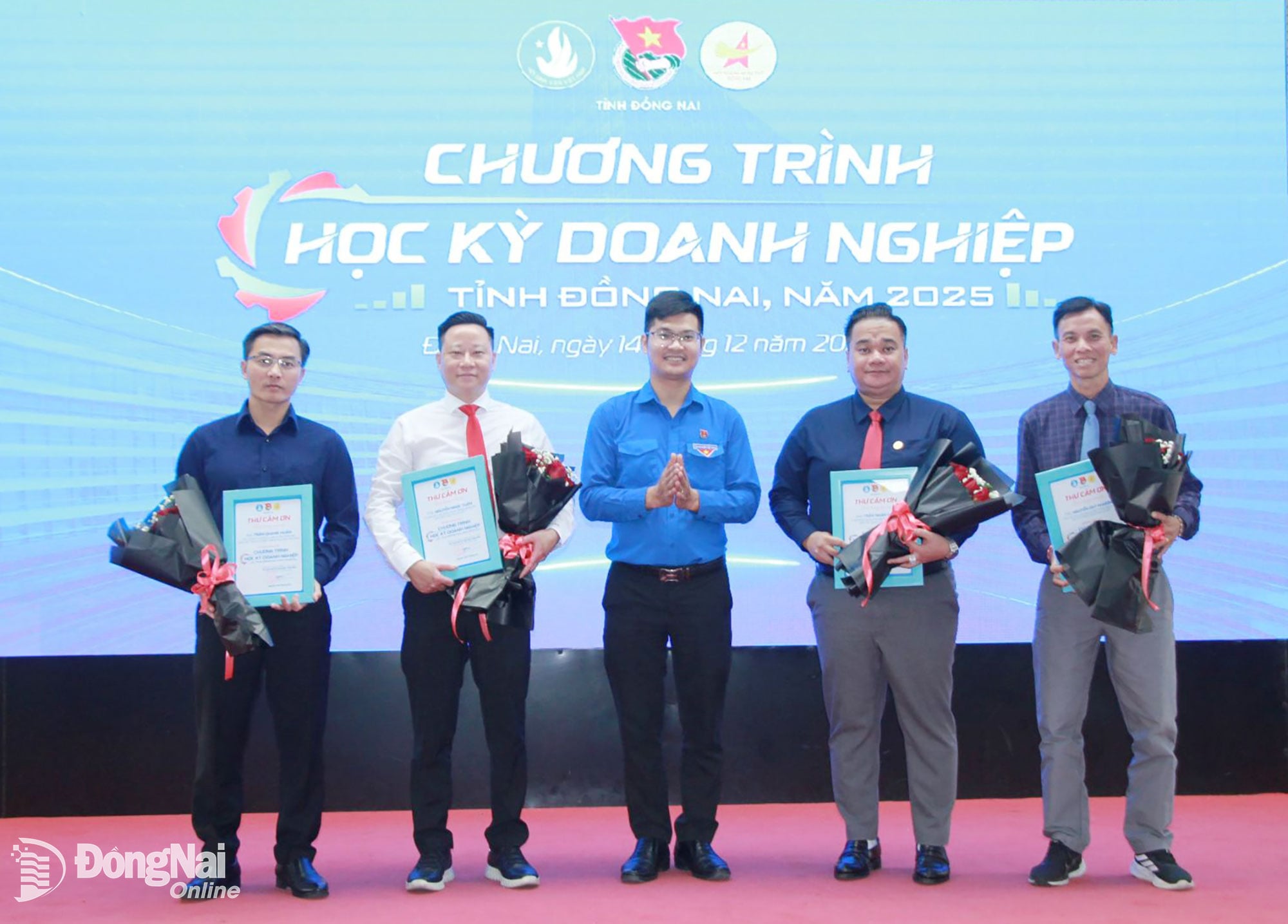 ドンナイ省青年連合のファン・テ・コン副書記長が、2025年ビジネスセメスタープログラムで自身の経験を共有してくれた講演者たちに花束と感謝状を贈呈している。写真:ンガー・ソン