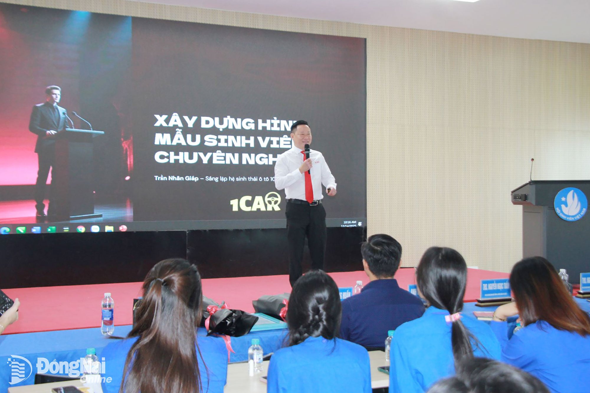 講演者は事業主であり、2025年ビジネスセメスターでテーマに沿った内容を共有しました。写真:Nga Son