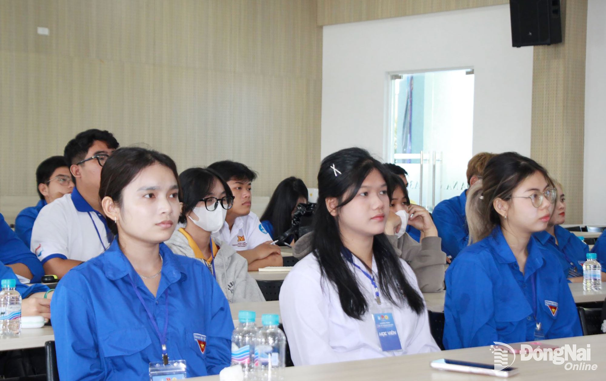 学生たちはビジネスセメスタープログラムの一環として、専門的な学習セッションに参加します。写真:Nga Son