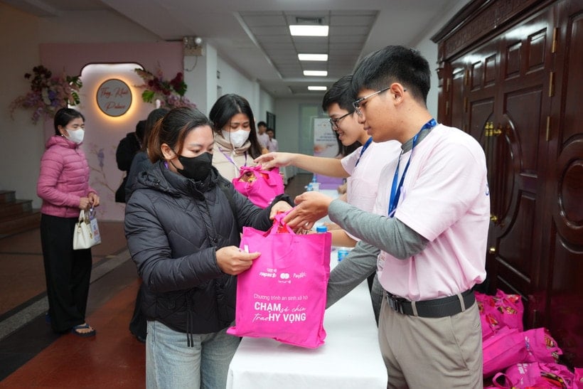 Програма соціального забезпечення «Торкаючись, ділячись, даруючи надію» дарує подарунки жінкам. (Фото: PV/Vietnam+)