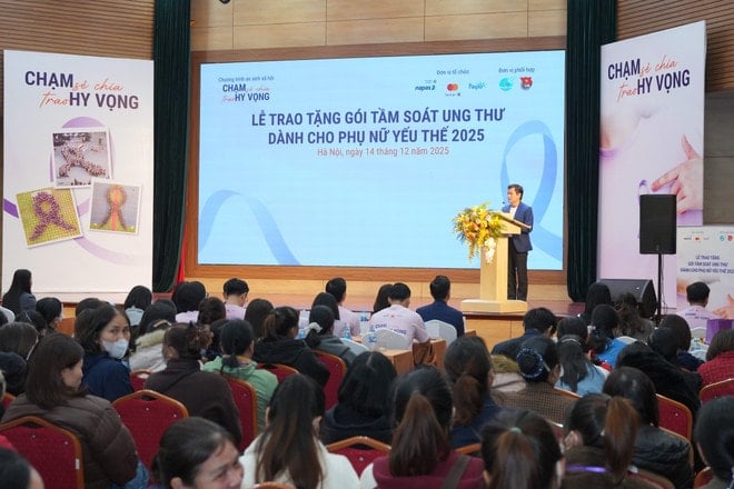 Делегати, що беруть участь у програмі. (Фото: PV/Vietnam+) cham-se-chia-trao-hy-vong-trao-suat-tam-soat-ung-thu-cho-phu-nu-yeu-the-9.jpg