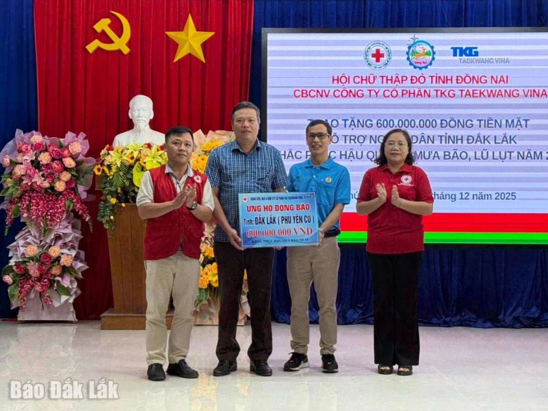 ຜູ້ນຳຂອງສະພາກາແດງແຂວງດົ່ງນາຍ ແລະ ບໍລິສັດຫຸ້ນສ່ວນ TKG Taekwang Vina ໄດ້ມອບເຊັກເປັນສັນຍາລັກເປັນການບໍລິຈາກໃຫ້ແກ່ຊຸມຊົນທ້ອງຖິ່ນ.