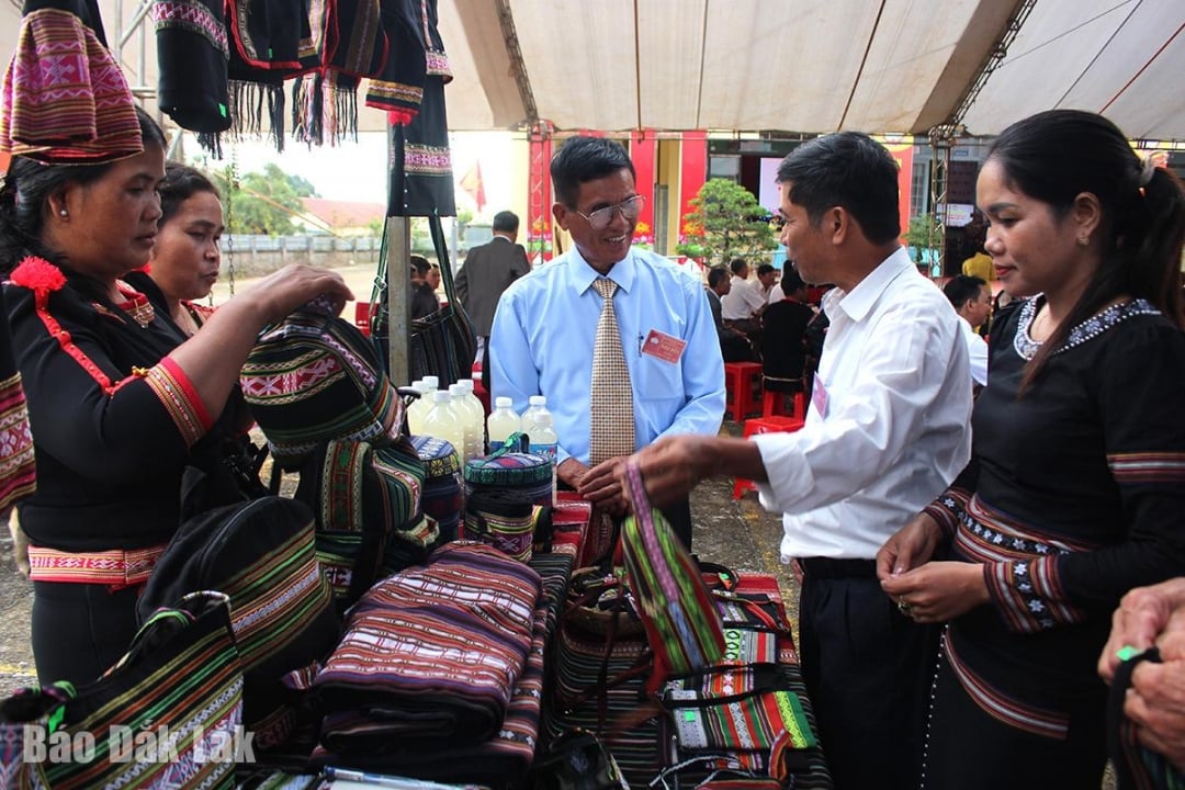 Az Ea Tul község háztartásaiban hagyományos brokát textíliákat – az etnikai kisebbségek kultúráját tükröző termékeket – készítenek és állítanak ki különféle rendezvényeken. Fotó: V. Phê