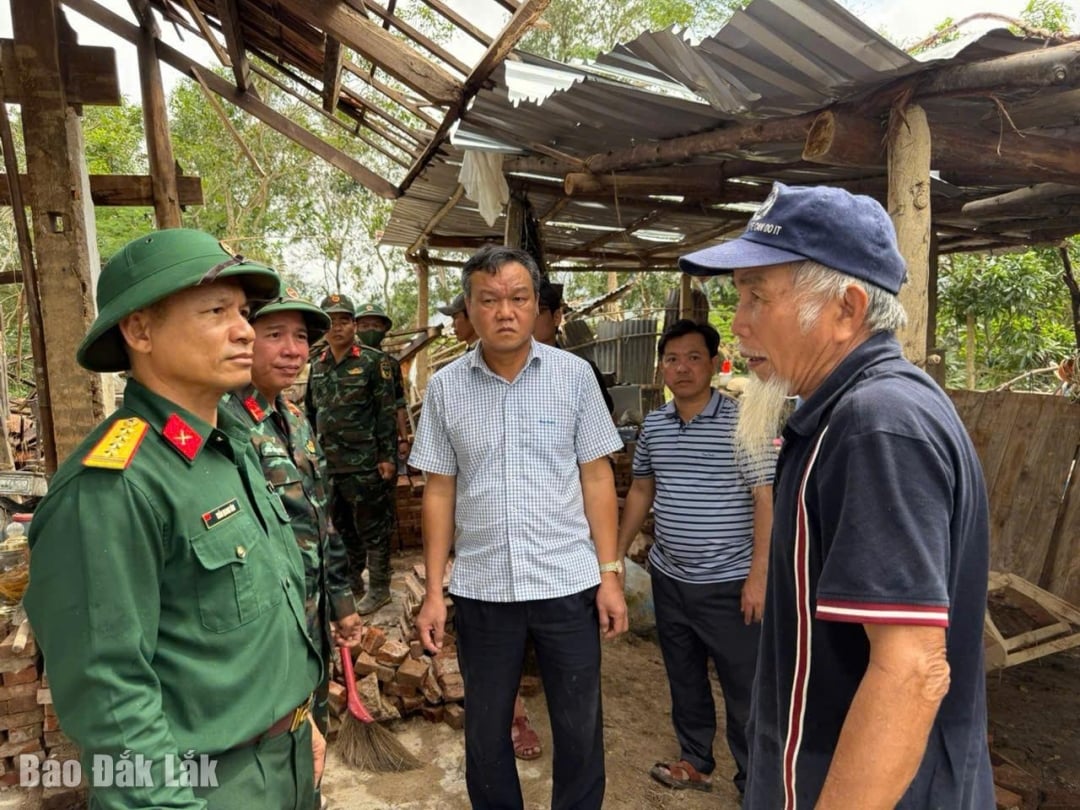 The working group discussed resettlement plans for residents in Team 3, Phu Huu Hamlet, Hoa Thinh Commune.