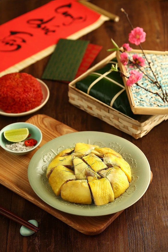 Ο προγονικός βωμός κατά τη διάρκεια του Τετ (Σεληνιακή Πρωτοχρονιά) συνήθως περιλαμβάνει μπαν τσουνγκ (κολλώδες κέικ ρυζιού) και βραστό κοτόπουλο.